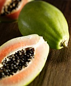 Ganze und halbe Papaya
