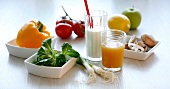Stillleben mit Gemüse, Obst, Milch & Fruchtsaft