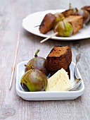 Grilled figs with gingerbread and vanilla ice cream