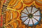 Die bunte Glaskuppel der Galeries Lafayette (Historisches Kaufhaus im Jugendstil im Zentrum von Paris)