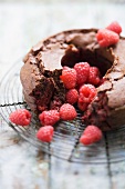 Schokoladen-Himbeer-Kuchen mit frischen Himbeeren