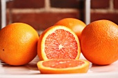 Frische Cara Cara Orangen; eine davon halbiert