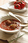 Tomatensuppe mit Fleischklösschen