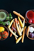 Verschiedenes Wurzelgemüse und Schälchen mit Obst, Salat und Gemüse