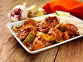 Hähnchencurry mit Zwiebeln, Paprika und Reis (Indien)