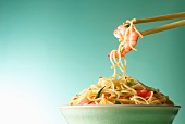 Egg noodles with king prawns (Asia)