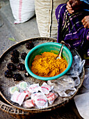 Kurkumapulver auf einem asiatischem Straßenmarkt
