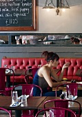 Frau isst im Restaurant Jamies Italian Cheltenham, England