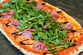 Pizza mit Prosciutto und Rucola