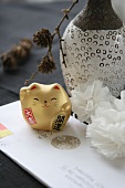 Japanische Glücksbringerkatze mit Japanstempel