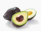 Ganze und halbe Avocado als Freisteller