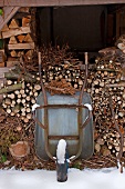 An Brennholz lehnende Schubkarre