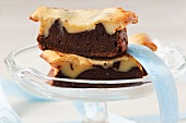 Brownies mit Schleife auf Kuchenständer