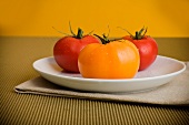 Gelbe und rote Tomaten auf einem weissen Teller
