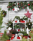 Weihnachtlich dekorierte Terrasse in Rot und Weiß
