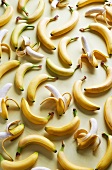 Viele Bananen, ganz und teilweise geschält