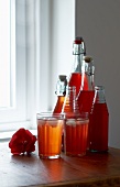 Verschiedene Sirupflaschen und Fruchtsäfte
