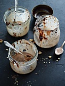 Reste von Vanille-Schokoladen-Eis mit Schokosauce