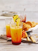 Ananasshake mit Mango und Grenadine