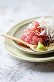 Roher Thunfisch mit Sesam, schwarzem Rettich und Wasabi (Japan)