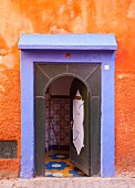 Farbenfroher Hauseingang mit offener Türe (Marokko)