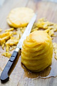 Geschälte spiralförmige Ananas mit Messer