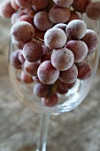 Tiefgefrorene Trauben in einem Weinglas
