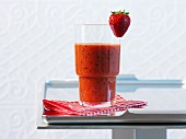 Ein Glas Erdbeer-Kiwi-Smoothie