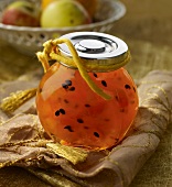 Papaya-Maracuja-Konfitüre in einem Einmachglas