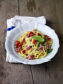 Spaghetti mit rohem Thunfisch und Tomaten