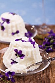 Quark pudding with fresh violets