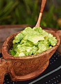 Guacamole in einer mexikanischen Schale