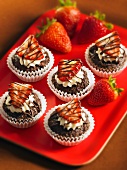 Individual brownie cakes with strawberries