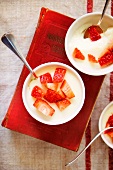 Vanilla blancmange with strawberries