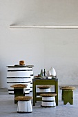 Gedeckter Tisch mit Olivenöl und Olivenölfässer (Tunesien)