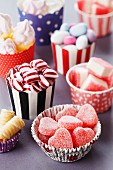 Candy-Bar: Muffinförmchen gefüllt mit verschiedenen Süßigkeiten