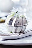 Guest favour packaged in small cake moulds and decorated with glory-of-the-snow flower