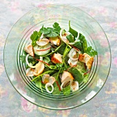 Spinatsalat mit Lachs, Gurken und Zwiebeln (Asien)