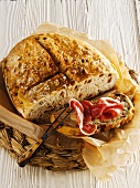 Dinkel-Haselnuss-Brot mit Rohschinken auf einer Scheibe