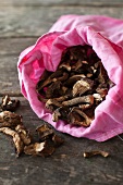 Getrocknete Pilze in einer rosa Stofftasche
