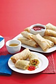 Spring rolls with vegetable filling and chilli dip (China)