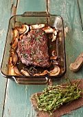Gebratenes Flank Steak mit Pilzen, Zwiebeln, Knoblauch und Thymian