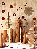 Kunstvolle Weihnachtsbaum-Objekte aus Sperrholz mit roten Stabilisierungs-Fäden und Sternendeko