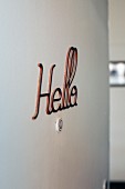 Hello-Schriftzug an Haustür