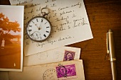 Stillleben mit Taschenuhr, altem Brief und Foto