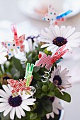 Papier-Schmetterlinge befestigt mit Wäscheklammern als Blumendeko