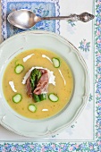 Cream soup with asparagus and prosciutto