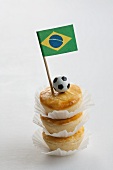 Empadinhas (Kleine Pastetchen, Brasilien) mit Brasilienflagge