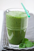 A green smoothie made with spinach, lamb's lettuce, apple, banana and apple mint