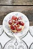 Biskuittörtchen mit Vanillecreme und Erdbeeren